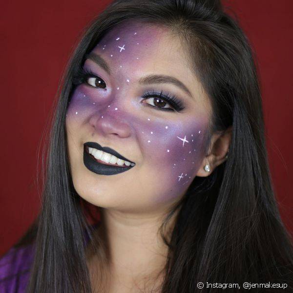 Para as leoninas, a make de galáxia é ótima para o Halloween (Foto: Instagram @jenmakesup)